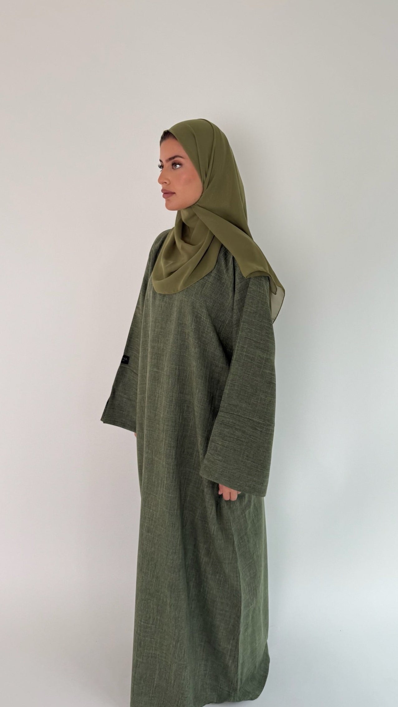 Closed Linen Abaya Haniya