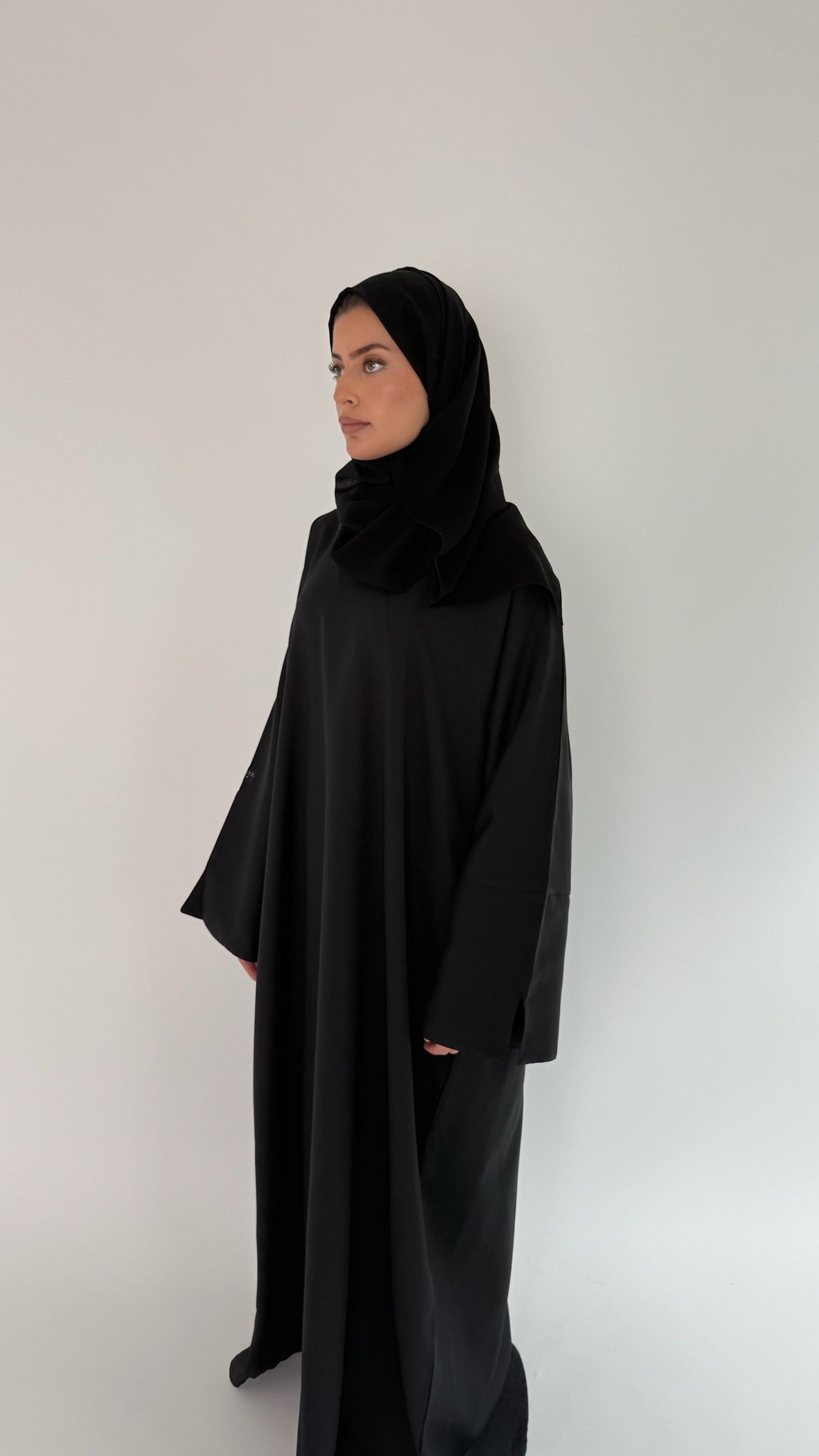 Closed Linen Abaya Maira